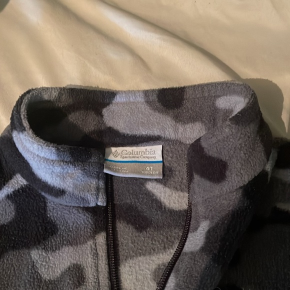Like new boys 4t Columbia fleece jacket . Grey and black camo - Picture 4 of 6